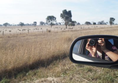 51 2016 Weg zwischen Mt Gambier und Grampians - Sina spielt mit der Kamera