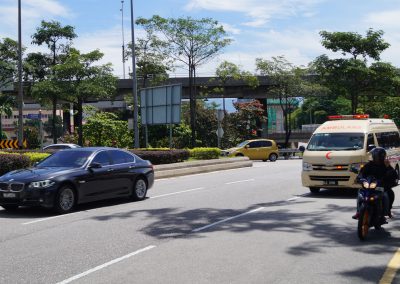 734 2016 Kuala Lumpur - man beachte den freundlichen Mopedfahrer