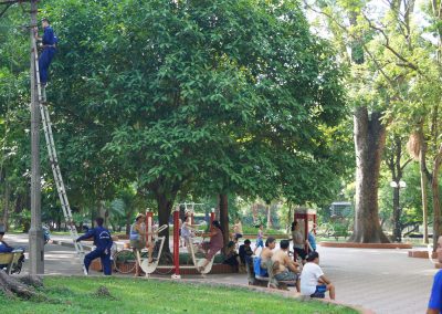 1012 2016 Hanoi - Botanischer Garten - Leitungsarbeiten und Nachmittagssport