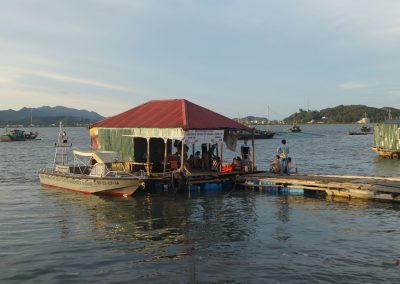 1047 2016 Tour - Quan Lan Island - Einwohner bei abendlichen Treffen