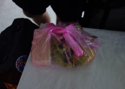 1195 2016 - Hoi An - kostenloses Kehrpaket mit Mango, Keksen und Banane
